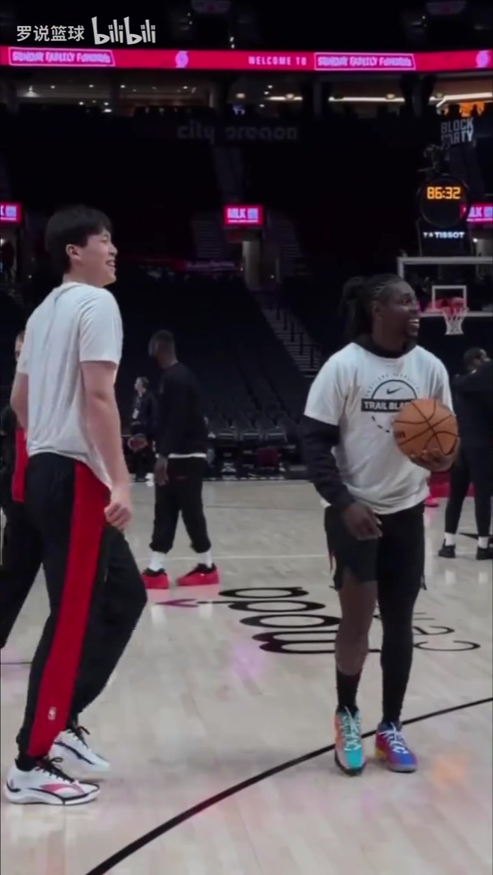 世界杯对阵安排-霍勒迪为杨瀚森三分训练打气  手舞足蹈并竖大拇指鼓励